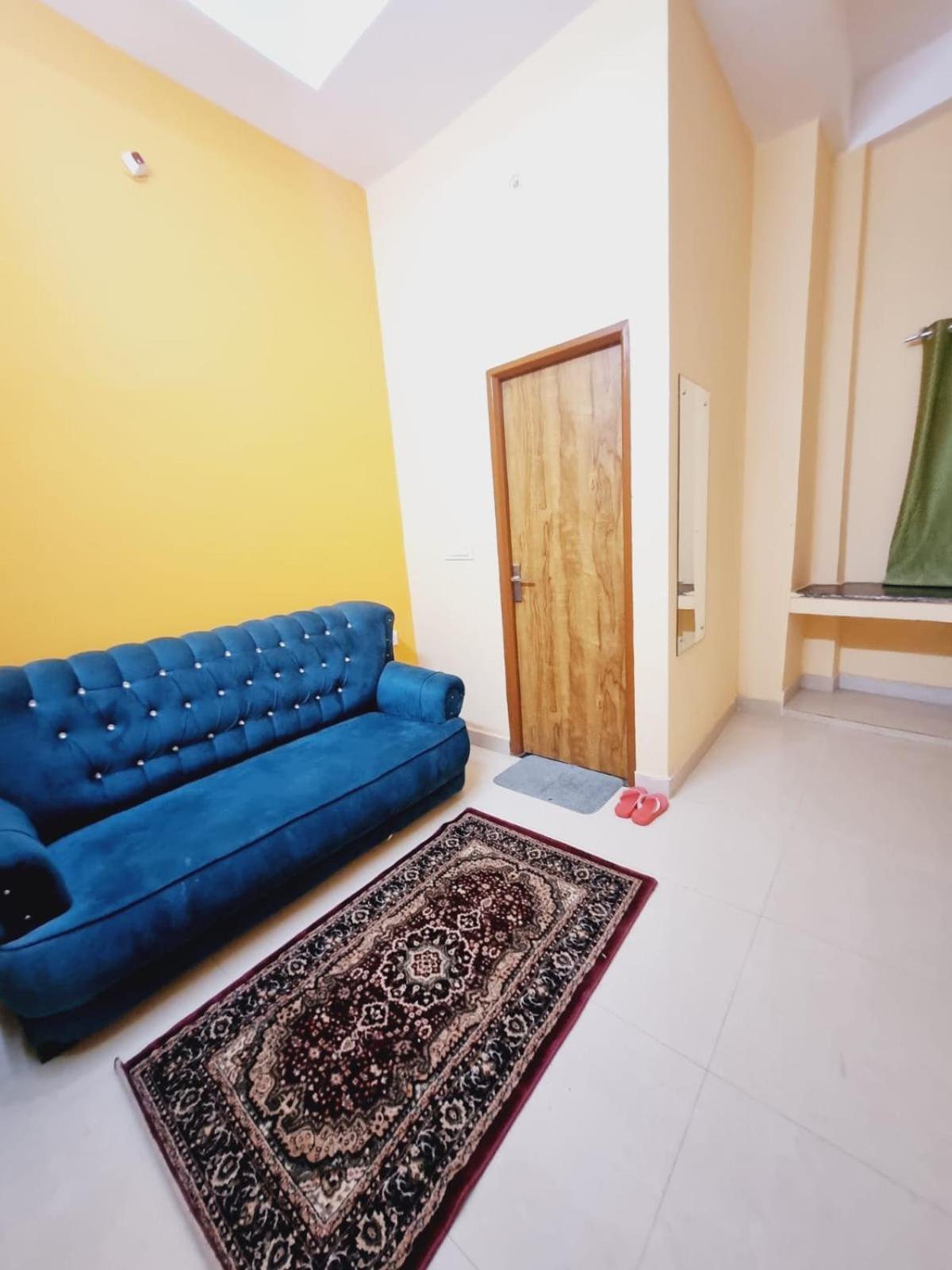 Great Divine - Location- In House Parking- Free 5g Wifi Homestay Vrindavan